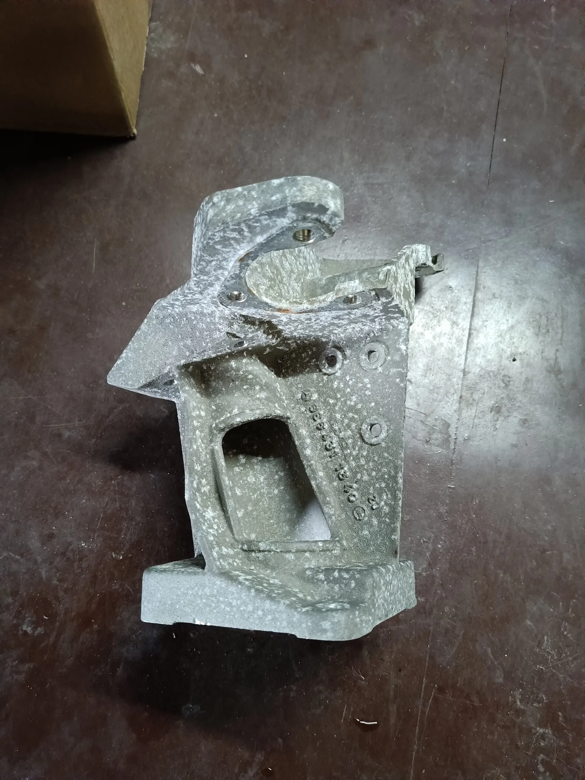 6684311340 держатель тормозного цилиндра