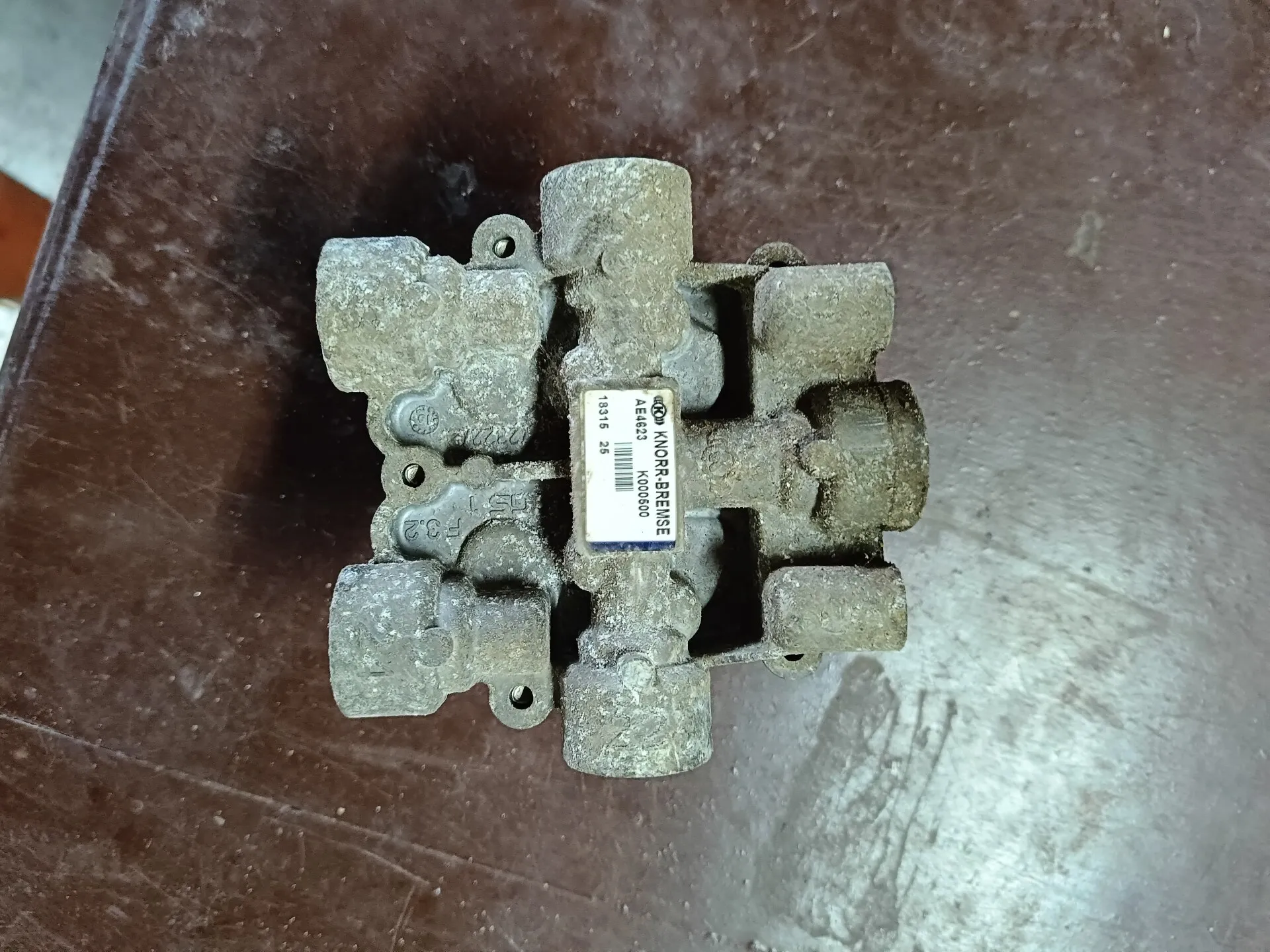 Кран четырехконтурный Мерседес-Бенц Варио AE4623