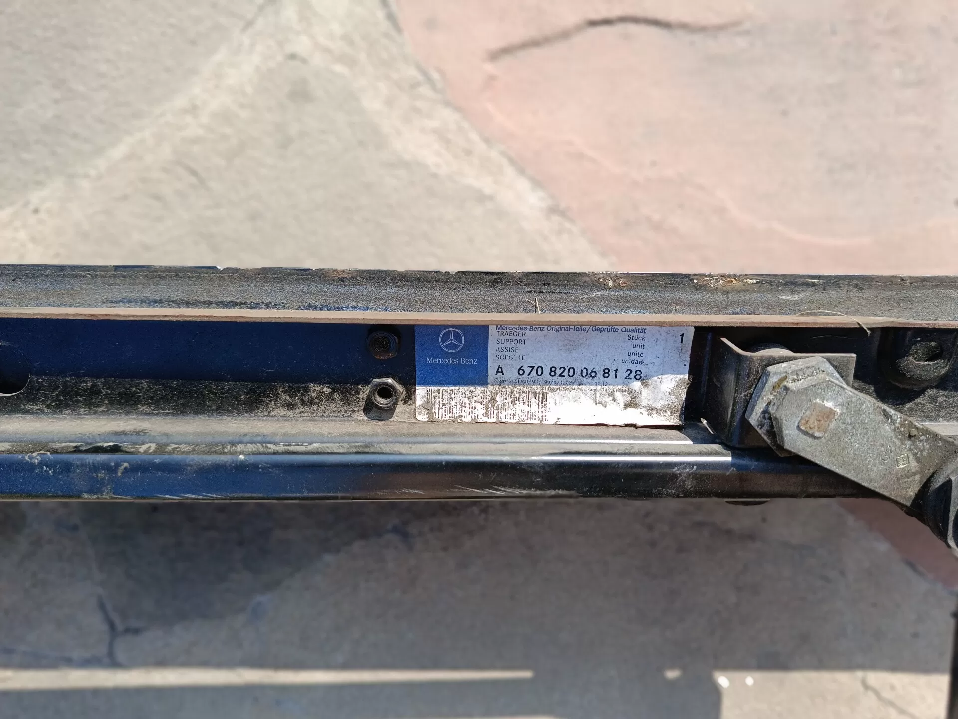 панель стеклоочистителя A6708200681 