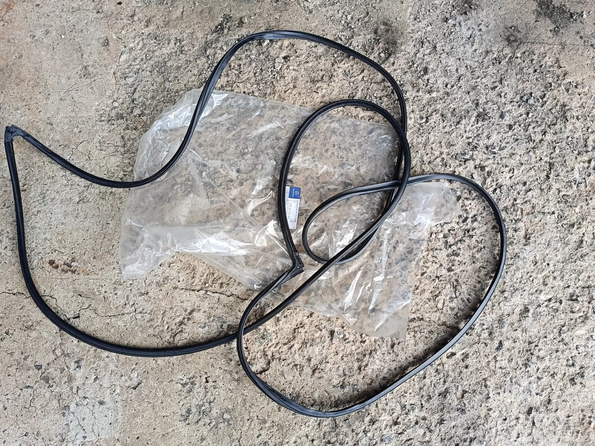 уплотнение лобового стекла Мерседес-Бенц АтегоII  9736710120