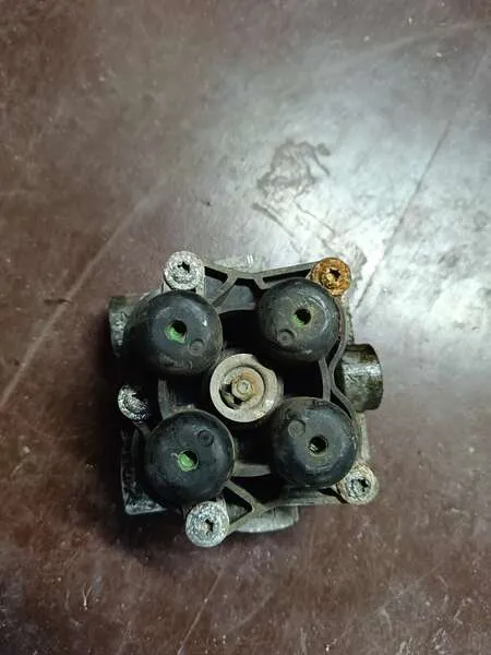 Кран четырехконтурный Мерседес-Бенц Варио AE4623